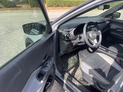 Used 2022 Nissan Kicks SR w/ Premium Package image 4