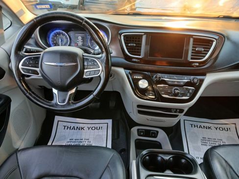Used 2019 Chrysler Pacifica Touring-L image 9