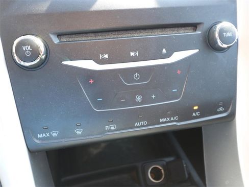 Used 2015 Ford Fusion SE image 18