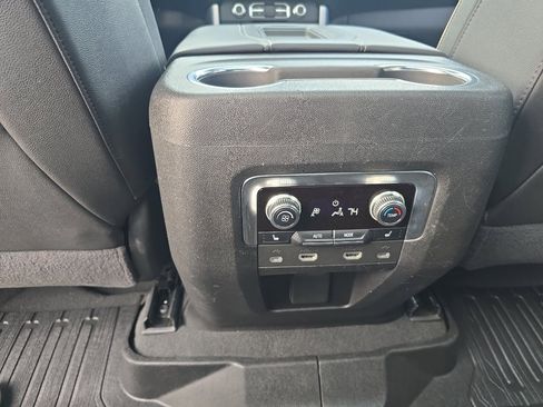 Used 2021 GMC Yukon SLT w/ SLT Premium Package image 20