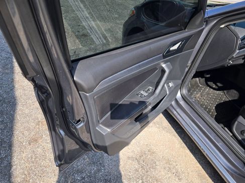 Used 2023 Volkswagen Jetta SE w/ Panoramic Sunroof Package FWD image 9