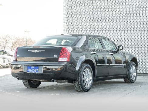 Used 2010 Chrysler 300 C image 4