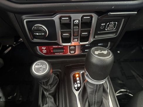 Used 2025 Jeep Wrangler Unlimited Rubicon 4xe w/ Convenience Group AWD/4WD image 19
