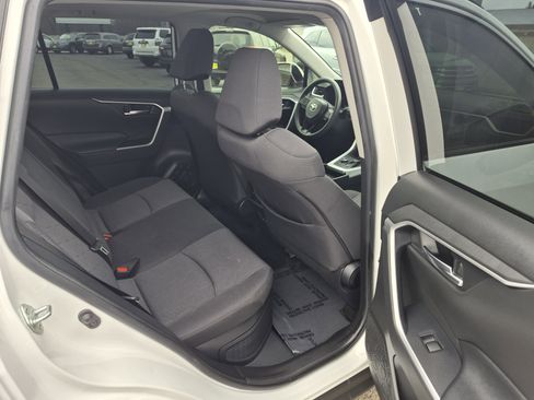 Used 2020 Toyota RAV4 XLE w/ Convenience Package image 14