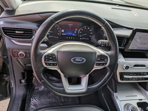 Used 2022 Ford Explorer XLT w/ Equipment Group 202A AWD/4WD image 17