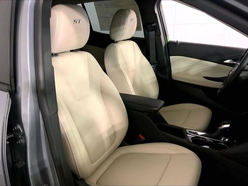Used 2025 Buick Encore GX Sport Touring w/ Advanced Technology Package FWD image 7
