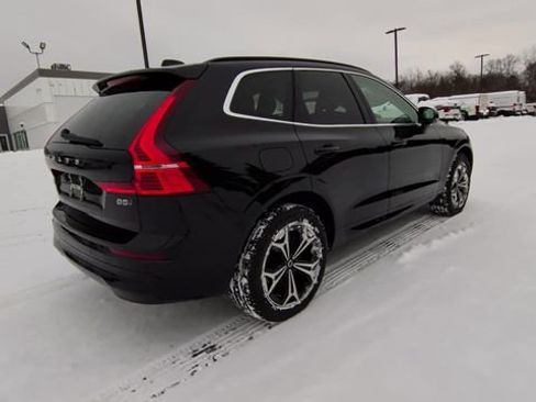 Used 2022 Volvo XC60 B5 Momentum w/ Climate Package image 8