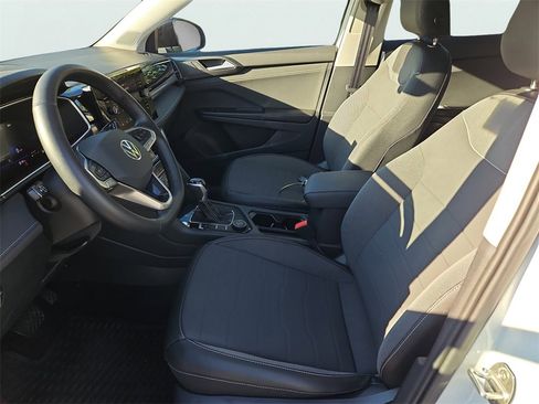 Certified 2025 Volkswagen Taos SE image 32