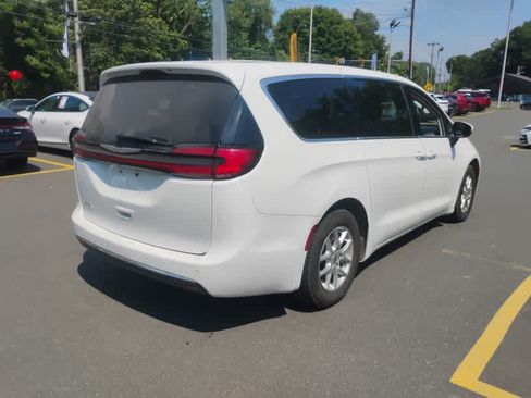 Used 2023 Chrysler Pacifica Touring-L FWD image 5