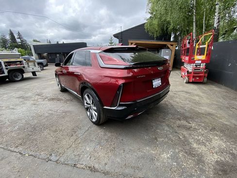 Used 2024 Cadillac Lyriq Luxury w/ LPO, Floor Liner Package AWD/4WD image 4