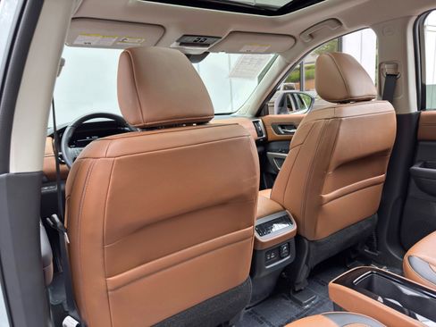 Used 2025 Nissan Pathfinder Platinum FWD image 36