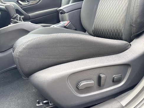 Used 2018 Nissan Rogue SV w/ Premium Package FWD image 20