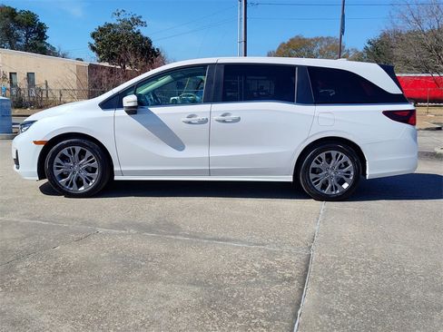 Certified 2025 Honda Odyssey Touring image 4