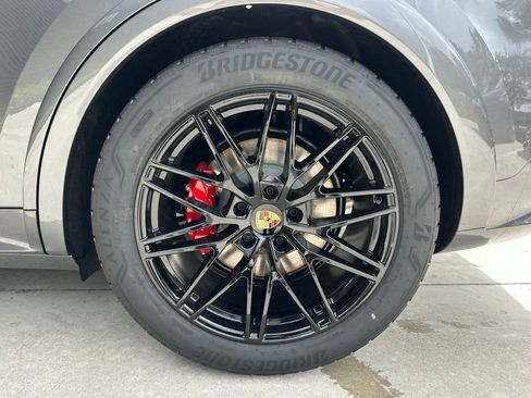 Used 2025 Porsche Cayenne GTS image 42