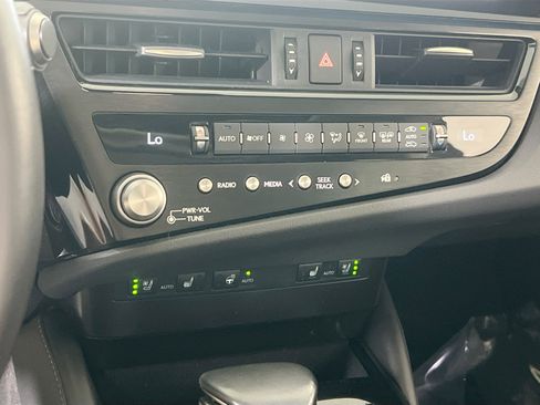 Used 2024 Lexus ES 250 w/ Premium Package AWD/4WD image 16