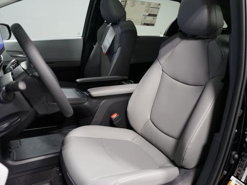 New 2026 Toyota Sienna XLE FWD image 30