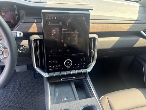 Used 2025 GMC Acadia Denali w/ Super Cruise Package FWD image 12