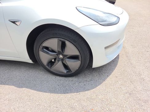 Used 2018 Tesla Model 3 Mid Range RWD image 3