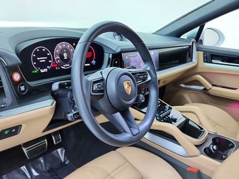 Used 2025 Porsche Cayenne Coupe AWD/4WD image 18