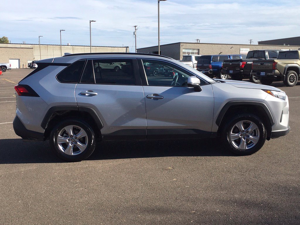 Used 2025 Toyota RAV4 XLE AWD/4WD image 9