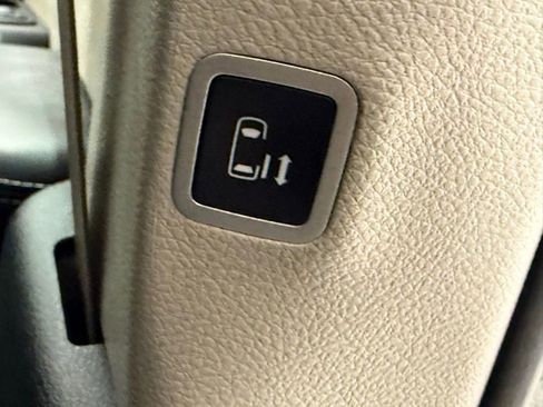 Used 2024 Chrysler Pacifica Touring-L image 25