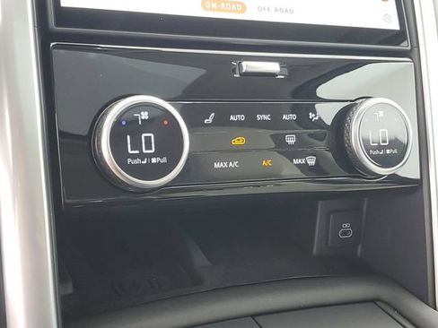 Used 2025 Land Rover Discovery S AWD/4WD image 30