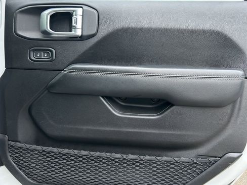 Used 2020 Jeep Wrangler Unlimited Sahara image 26