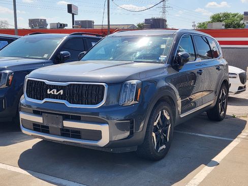 Used 2023 Kia Telluride EX w/ EX Captain's Chair Package image 2