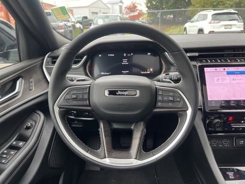 Used 2025 Jeep Grand Cherokee L Limited w/ Black Appearance Package AWD/4WD image 24