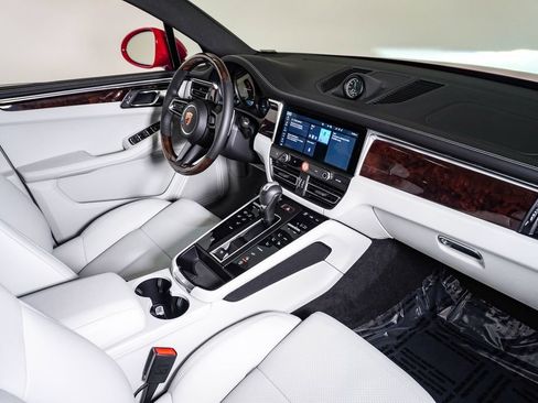Certified 2026 Porsche Macan AWD/4WD image 14