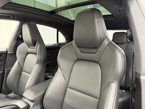 Certified 2025 Porsche Macan 4 Electric image 5