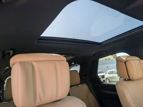 Used 2025 Land Rover Discovery Dynamic SE image 16