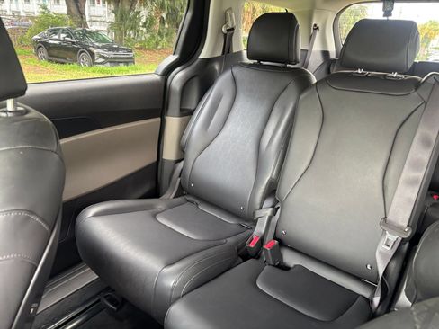 Used 2026 Kia Carnival FWD image 42