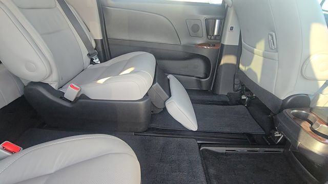 Used 2018 Toyota Sienna Limited FWD image 12