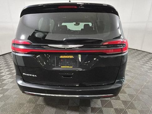 Used 2023 Chrysler Pacifica Touring-L FWD image 3