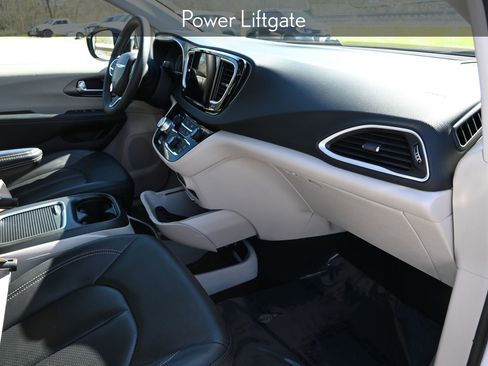 Used 2024 Chrysler Pacifica Touring-L image 27