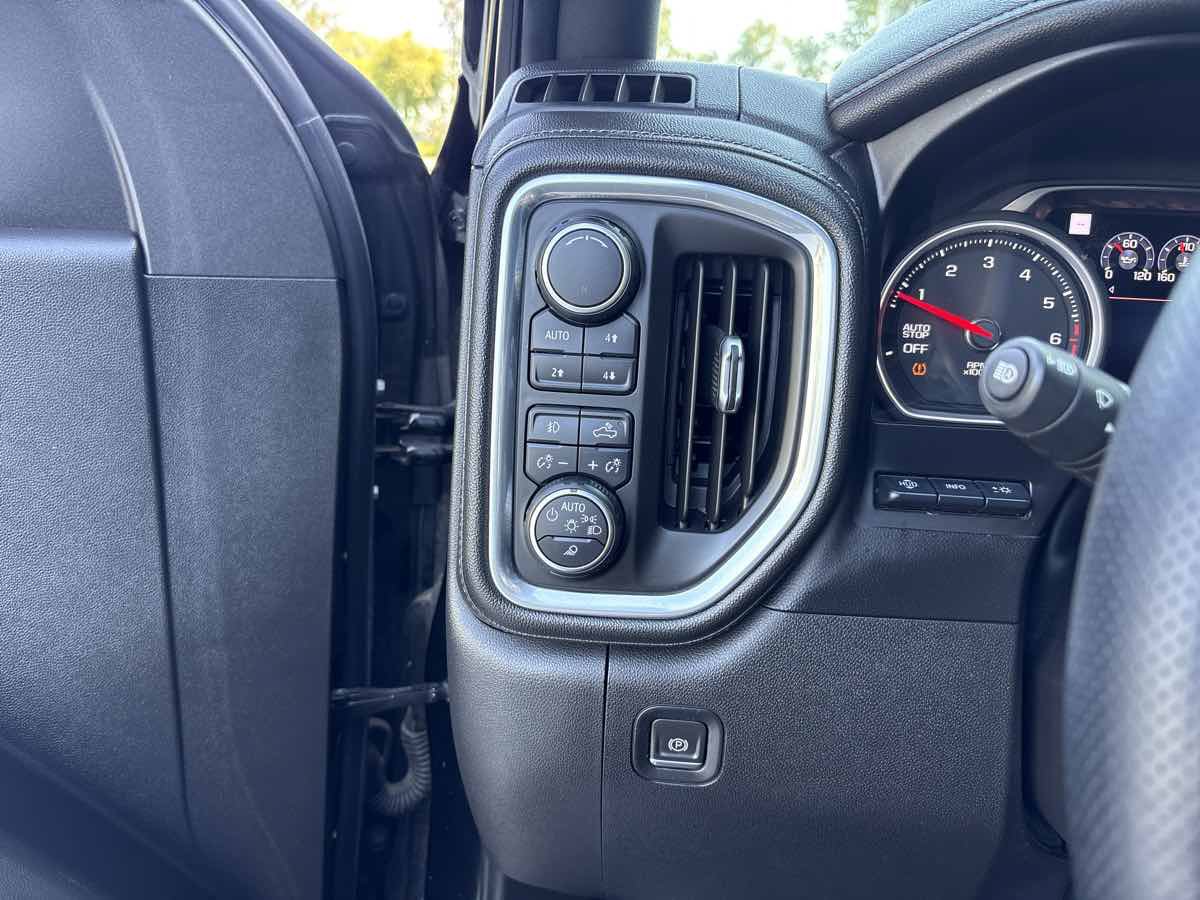 Used 2019 Chevrolet Silverado 1500 High Country w/ Technology Package AWD/4WD image 19