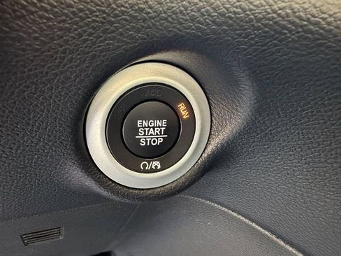 Used 2025 Chrysler Pacifica Select FWD image 16