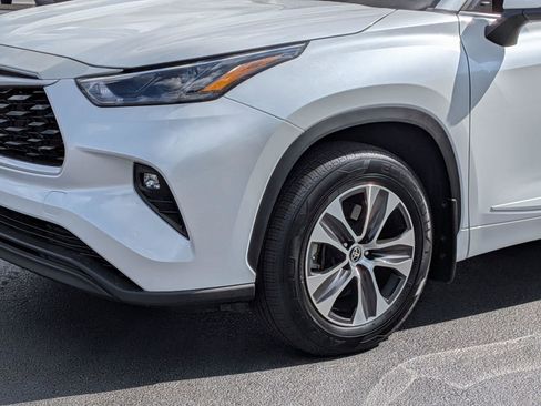 Used 2023 Toyota Highlander XLE AWD/4WD image 9