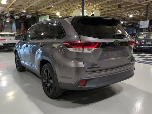 Used 2019 Toyota Highlander SE w/ Nightshade Edition image 10