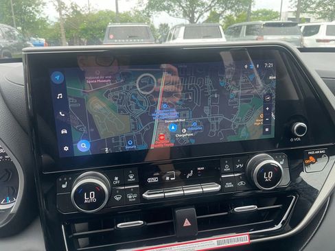 Used 2025 Toyota Highlander XLE AWD/4WD image 24