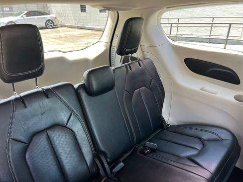 Used 2023 Chrysler Pacifica Touring-L image 56