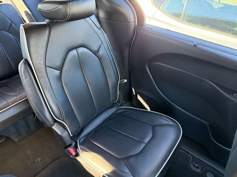 Used 2025 Chrysler Pacifica Limited image 39