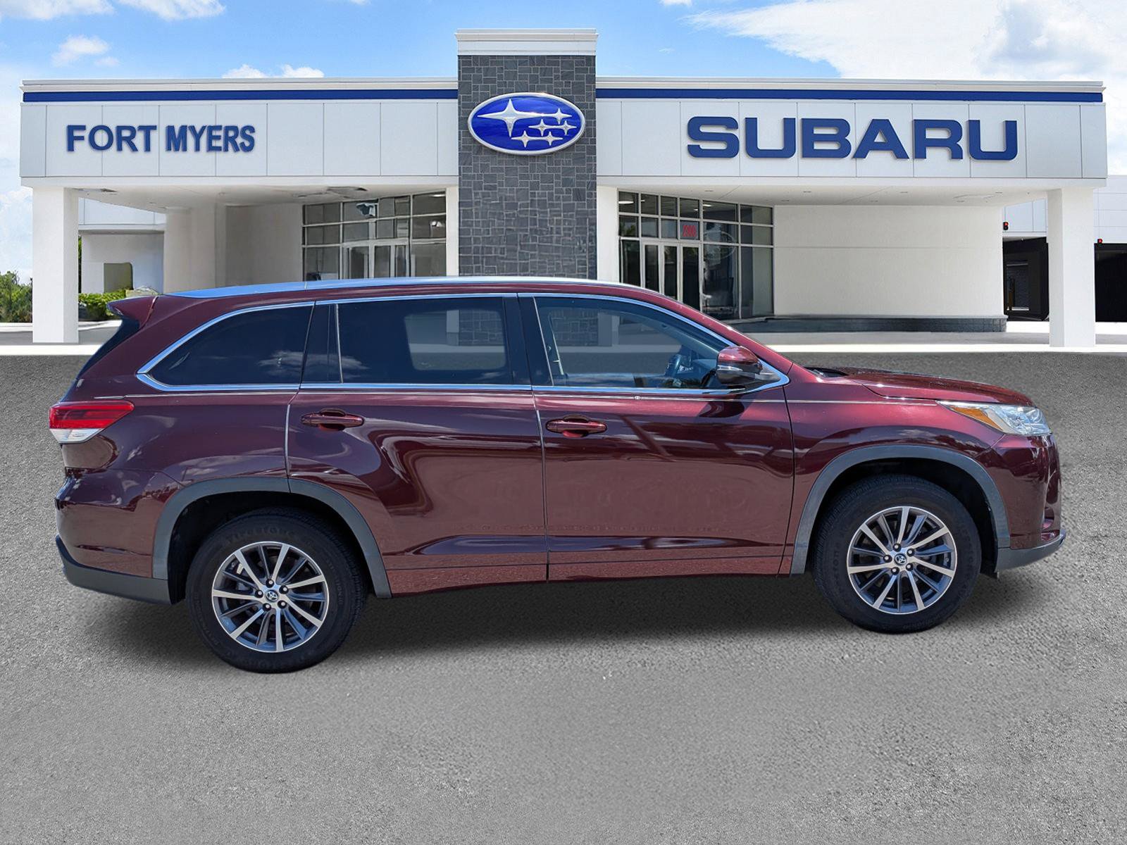 Used 2017 Toyota Highlander XLE FWD image 3