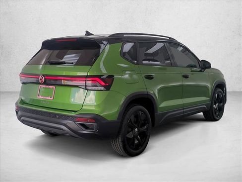 Used 2025 Volkswagen Taos SE FWD image 5