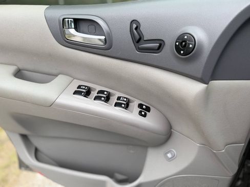 Used 2011 Kia Sedona EX FWD image 22