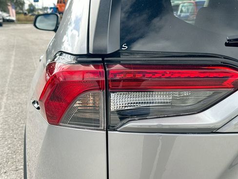 Used 2022 Toyota RAV4 LE image 8