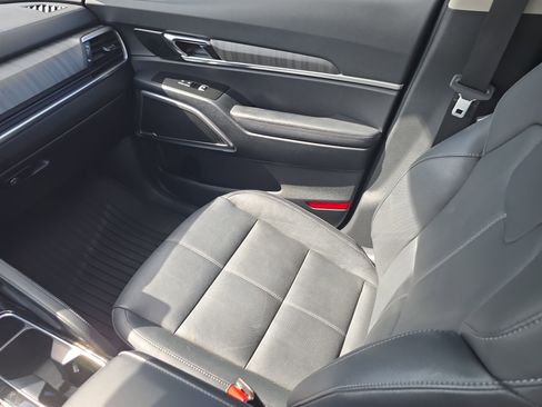Certified 2023 Kia Telluride EX w/ EX Captain's Chair Package FWD image 16