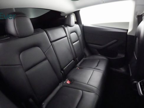 Used 2022 Tesla Model Y Long Range image 9