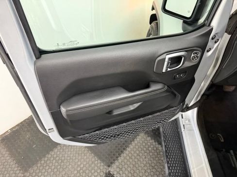 Used 2022 Jeep Wrangler Unlimited Sahara w/ Cold Weather Group AWD/4WD image 20